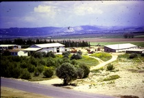 המוסך מימין ומשמאלו המסגריה ולפניה צריך ראשון של בית ילדים.