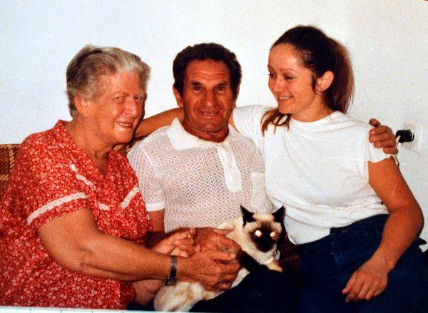 1982 המתנדבת אינגריד עם עמוס ושושנה