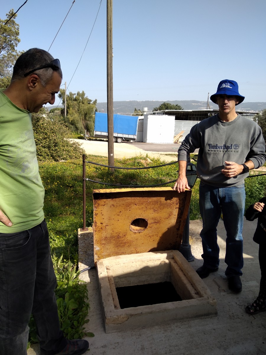 יורם אלתר ואבירם בז'רנו מגלים את הסליק מאחורי הגלריה