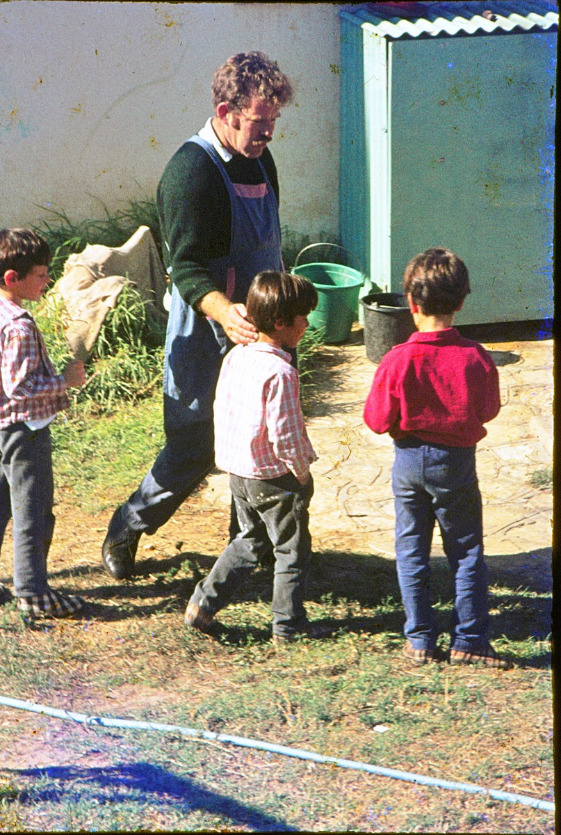 צבי גרוסמן עם הילדים ביום החברה