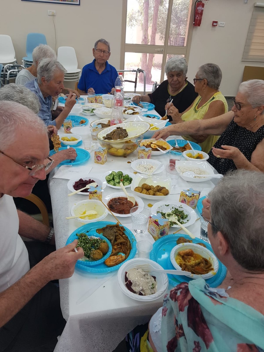 בצד שמאל- גיורא אמיר, חנה סילבר, צבי באר בראש השולחן 2018 / מועדון 60 פלוס.