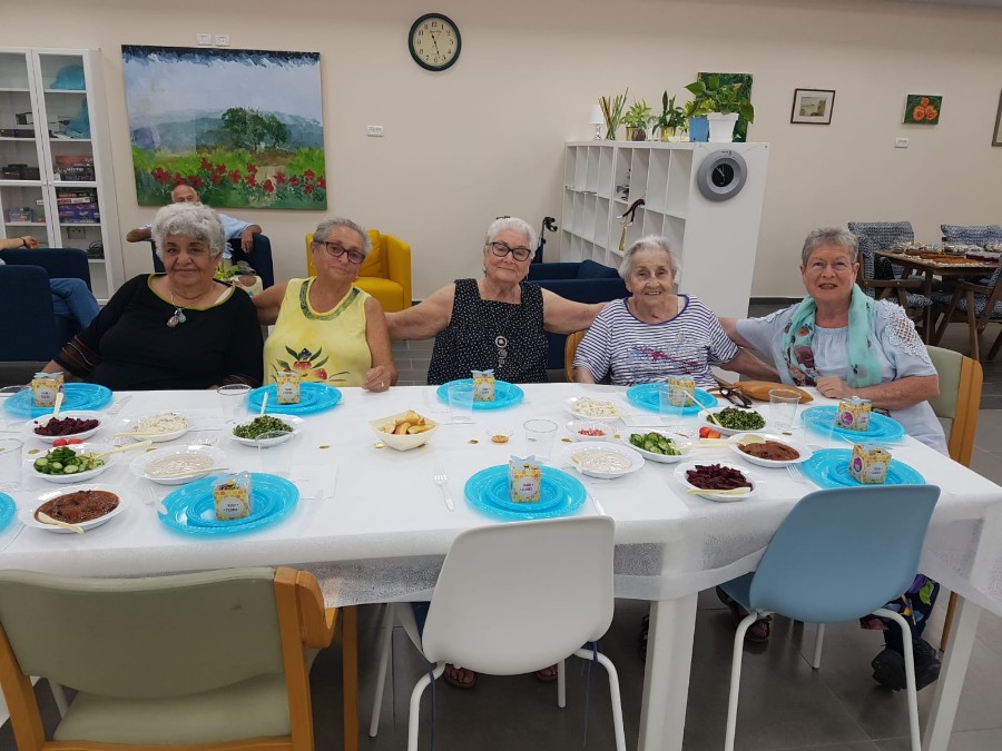 מועדון 60 פלוס. מימין לשמאל : יעל דולפין, כרמלה נאמן, נעמי זיו, אוולין הררי, שרה גרוסמן. 2018