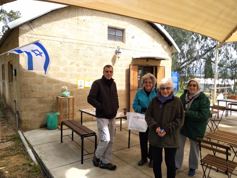 גלריית המכבסה- מרג'י לואיס, אייריס שריף, הלן פרנקלי