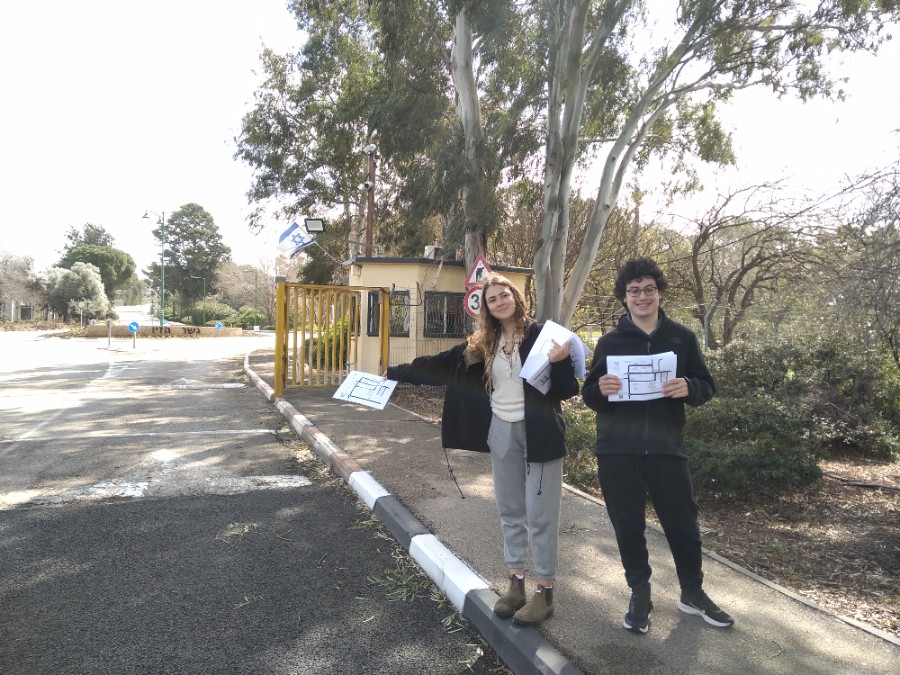 בני נוער מחלקים את מפות האירועים בשער הישוב