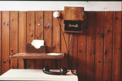 טלפון ציבורי בחדר האובל הישן