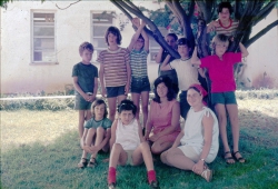ילדי סתונית בבית הספר - 1972