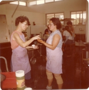 מנוחה ורונה טובן במטבח 1980