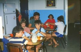 ביום החברה הגברים עובדים בגנים