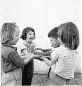 ילדים מחזיקים עוגה
