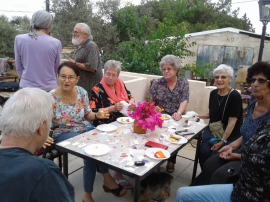 מפגש חברים ברחבת הגלריה