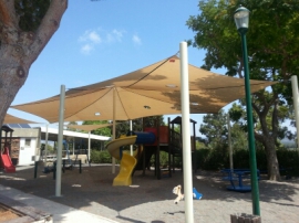 מגרש משחקים ליד בית תרבות