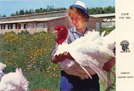 8 _אוחזת בתרנגול ההודו - אחותה של מרג'י, אילנה קובן (עטיה) (2)