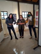 מימין לשמאל: גילי אמיר אוצרת התערוכה, ג'נין עוזר וגלי שמש פלדמן.